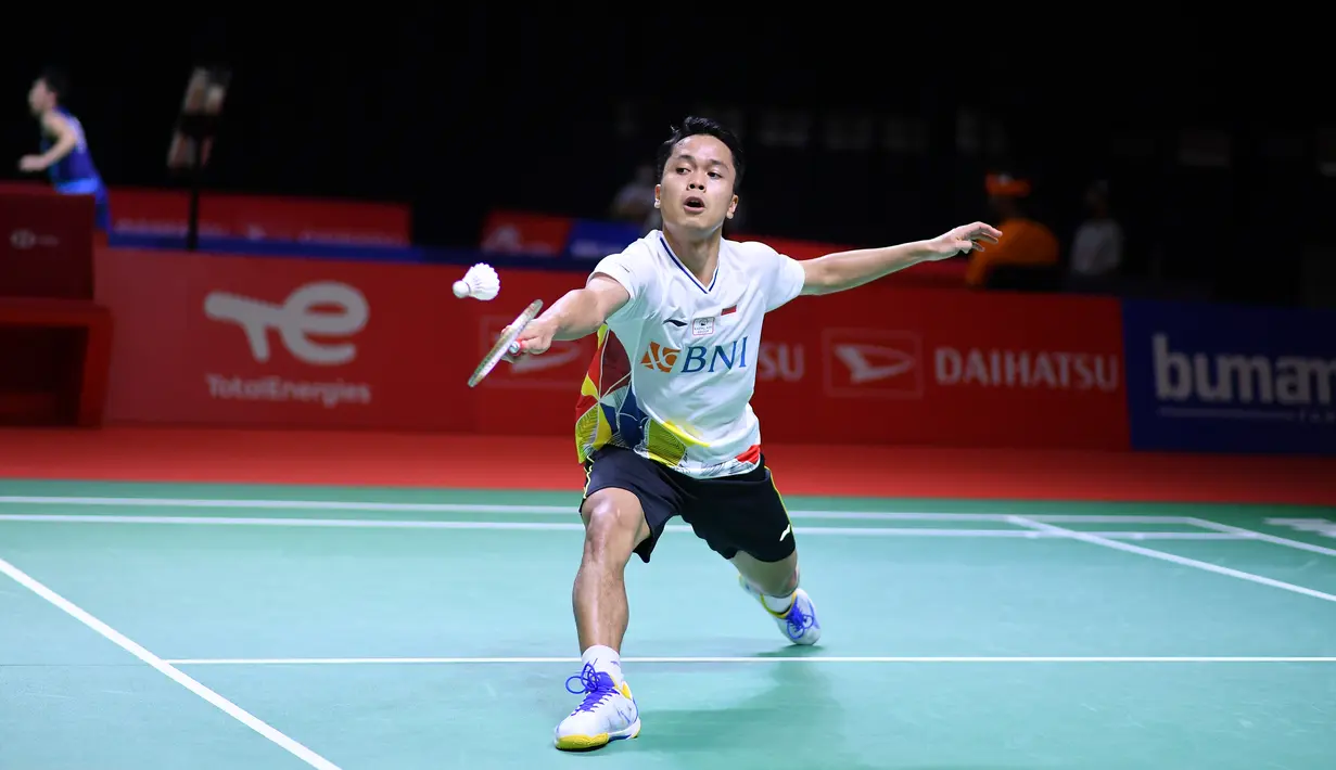 Tunggal putra Indonesia Anthony Sinisuka Ginting mengembalikan kok ke arah pemain Thailand Kunlavut Vitidsarn pada babak pertama/32 besar Daihatsu Indonesia Masters 2021 di Bali International Convention Center, Rabu (17/11/2021) sore WIB. Anthony Ginting kalah 21-19, 14-21 dan 13-21. (HUMAS PP PBSI)
