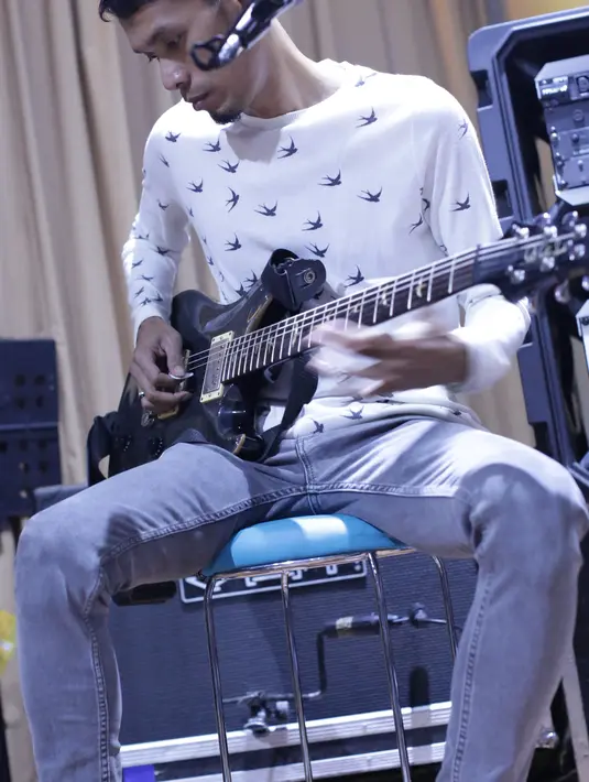 Lukman NOAH fokus latihan untuk persiapannya di ulang tahun SCTV ke-25 pada 24 Agustus 2015 mendatang. (Ruben Silitonga/Bintang.com)