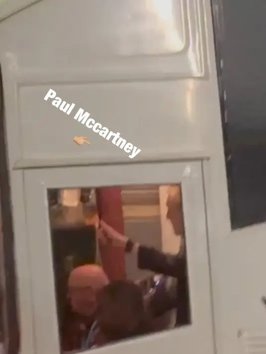 Usaha Desta pun tak sia-sia. Dari dalam bus, Paul melambaikan tangan ke Desta. Selain itu, penyanyi dan pencipta lagu asal Inggris itu acungkan jempol ke arah Desta.  [Instagram/desta80s]