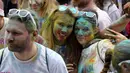 Peserta berpose saat acara Color Run 2017 di depan Menara Eiffel, Paris, Minggu (16/4). Peserta yang hadir diperkirakan mencapai 35ribu orang. (AFP PHOTO / CHRISTOPHE ARCHAMBAULT)