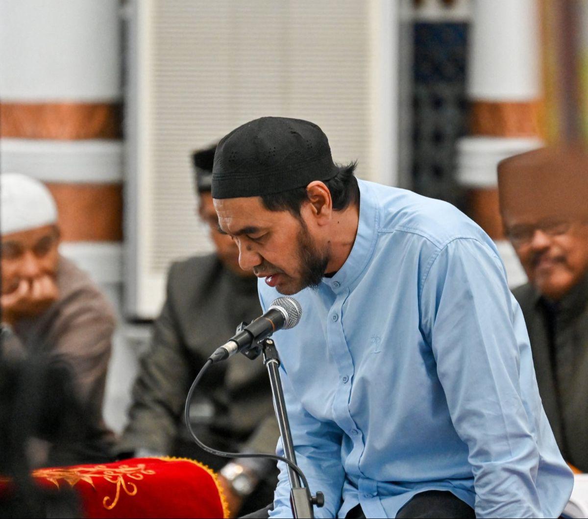 Bakal calon gubernur Aceh,&nbsp;Muzaki Manaf menjalani tes baca Alquran di Masjid Raya Baiturrahman, Banda Aceh, pada Rabu (4/9/2024).&nbsp;Komisi Independen Pemilihan (KIP) Provinsi Aceh melaksanakan uji mampu baca Alquran terhadap pasangan bacagub dan b