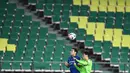 Pertandingan Jeonbuk Hyundai Motors melawan Suwon Samsung Blue Wings pada laga K-League di Stadion Jeonju, Korea Selatan, Jumat (8/5/2020). Kembali bergulir di tengah wabah corona, K-League tanpa penonton. (AFP/Jung Yeon-Je)