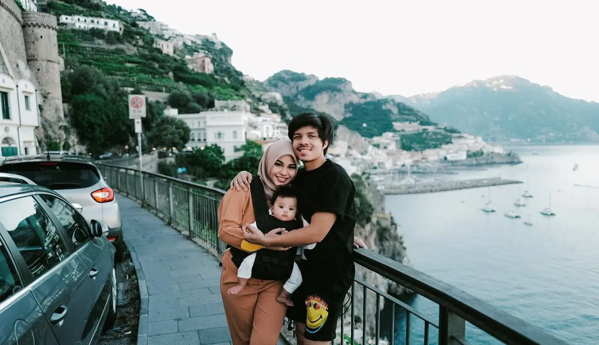 Baby Ameena dalam gendongan Aurel Hermansyah saat berada di Italia. (Foto: Instagram/ aurelie.hermansyah)