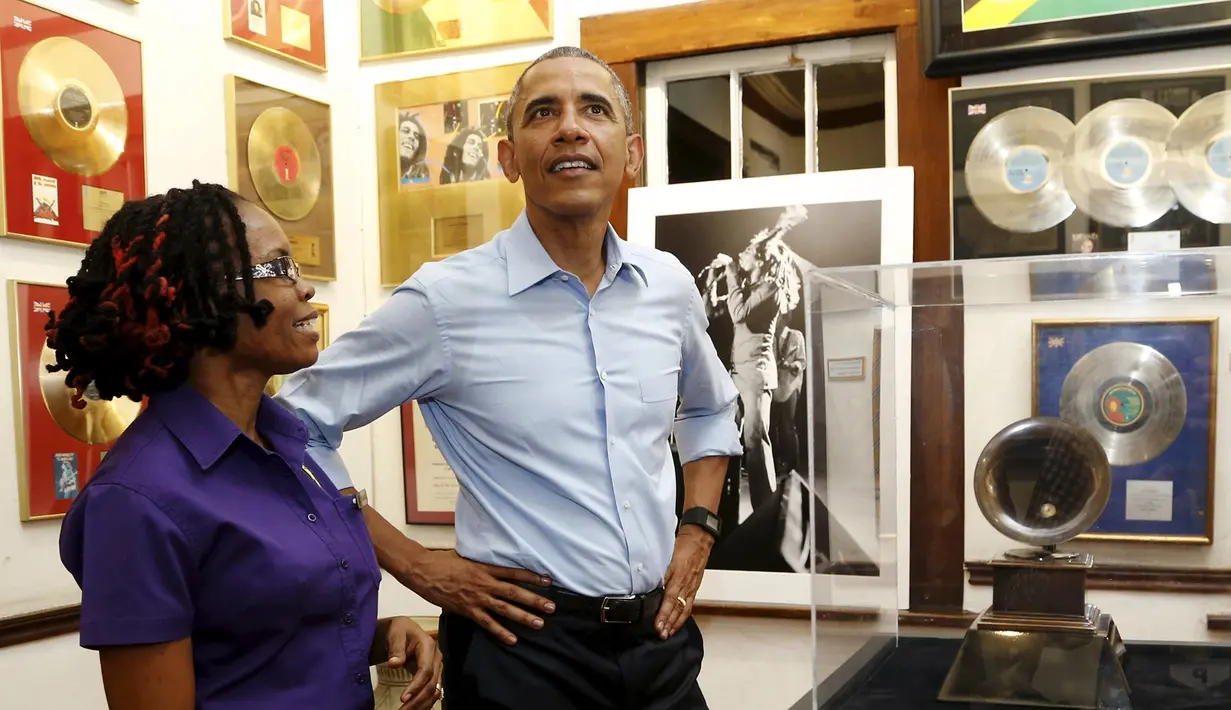 Presiden AS,  Barack Obama (kiri) saat berkunjung ke Museum Bob Marley di Kingston, Jamaika (8/4). Presiden Obama datang ke museum sang legendaris musik Reggae sebelum melakukan pertemuan dengan para pemimpin dari CARICOM. (REUTERS/Jonathan Ernst)