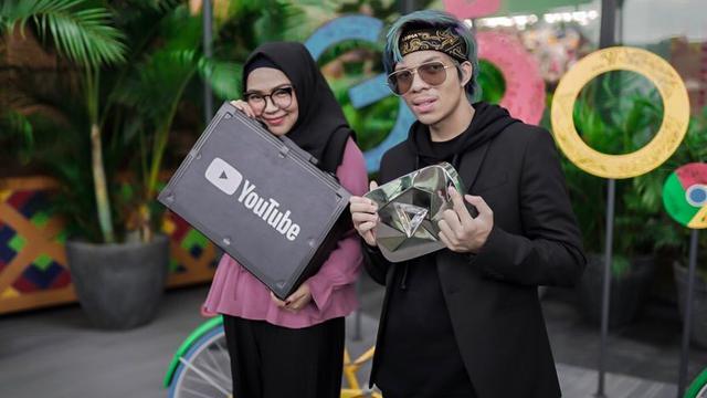 6 Potret Devi Agustina Pertiwi Manajer Atta Halilintar Selalu Stylish Hot Liputan6 Com