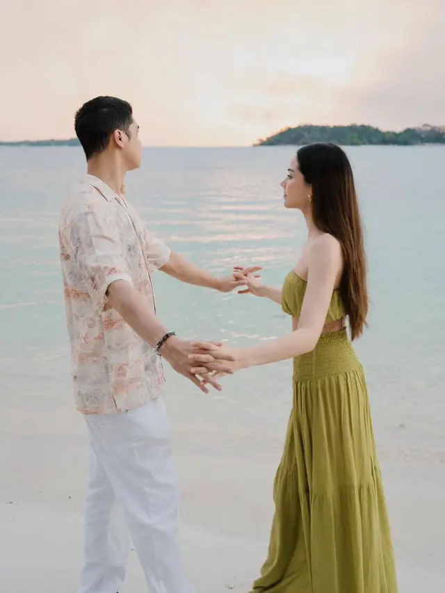 Gaya Kasual Prewedding Alyssa Daguise dan Al Ghazali Sambil Tampilkan Keindahan Pantai di Belitung. (Dok: IG @alyssadaguise https://www.instagram.com/alyssadaguise/)