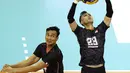 Pemain Timnas bola voli putra Indonesia, Nizar Zulfikar (kanan) berusaha melepaskan umpan di belakang Hendra Kurniawan saat menghadapi Kazakhstan pada laga babak 12 Besar kejuaraan bola voli AVC Challenge Cup 2023 for Men di Taipei Gymnasium, Chinese Taipei, Rabu (12/7/2023). Indonesia menang 3-0 (30-28, 25-21, 25-15) atas Kazakhstan dan lolos ke babak 6 besar. (avcvolley)