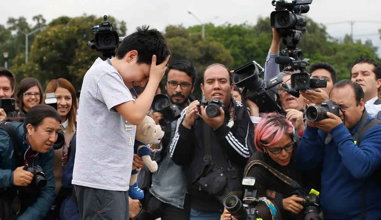 Carlos Santamaria Diaz (12) berpose untuk fotografer selama acara pers di Universitas Otonomi Nasional Meksiko di Mexico City, 3 Agustus 2018. Didaulat sebagai mahasiswa termuda sedunia, Carlos  tidak ingin dirinya disebut jenius. (AP/Marco Ugarte)
