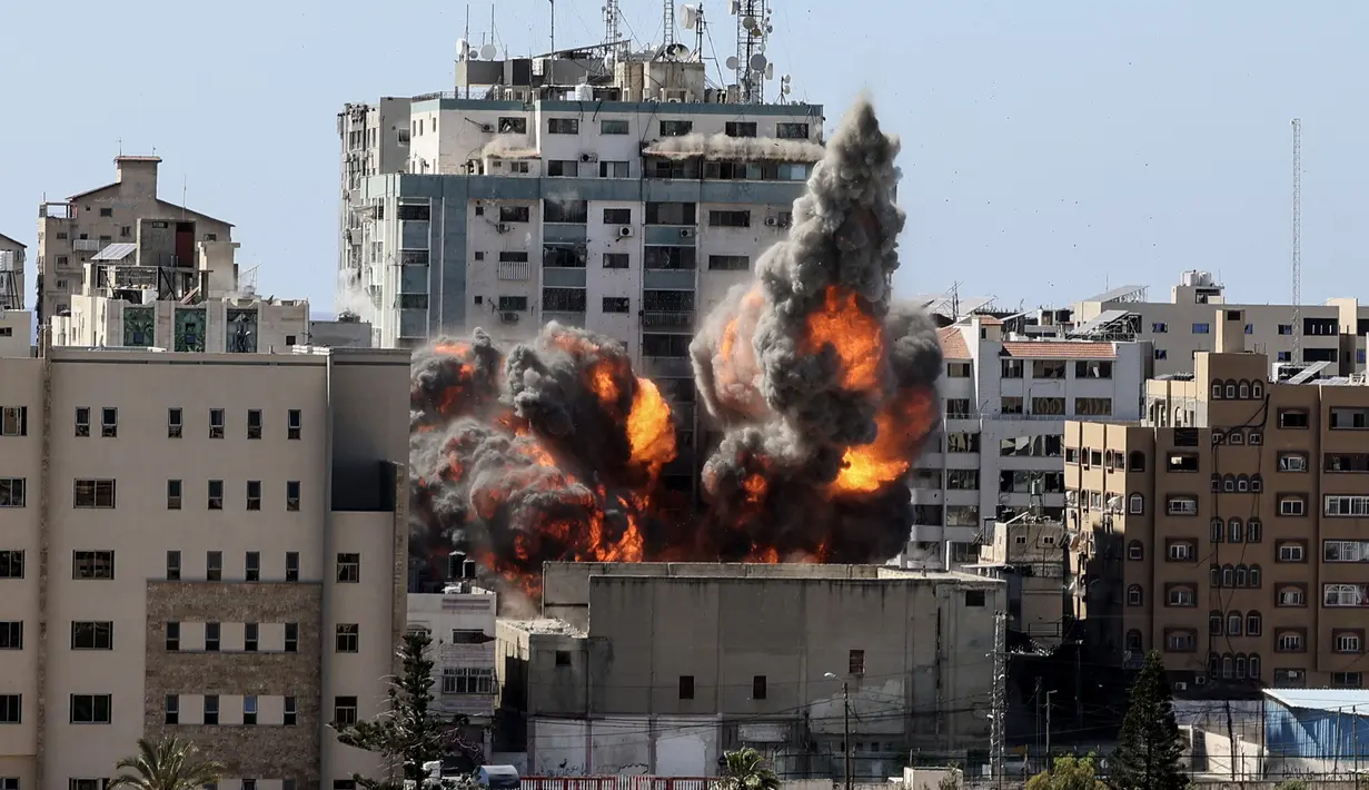 Bola api meletus dari gedung yang menampung berbagai media internasional, termasuk The Associated Press, setelah serangan udara Israel di Kota Gaza, Sabtu (15/5/2021). Gedung tersebut juga menampung Al Jazeera dan sejumlah kantor serta apartemen. (Mahmud Hams /Pool Photo via AP)