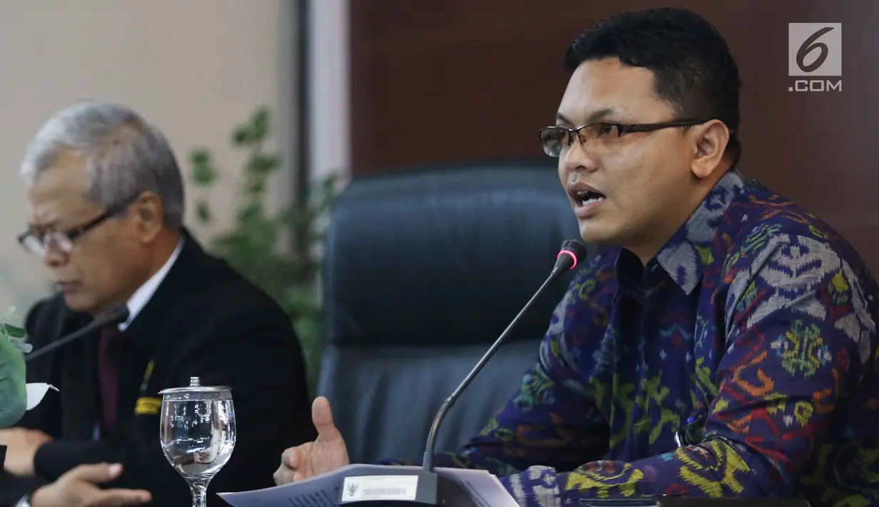 Juru Bicara MK Fajar Laksono (kanan) saat menjelaskan angket KPK di Gedung MK, Jakarta, Kamis (15/2). Atas putusan MK tersebut, KPK nantinya disebutkan wajib melaksanakan rekomendasi yang dihasilkan Pansus. (Liputan6.com/Angga Yuniar)