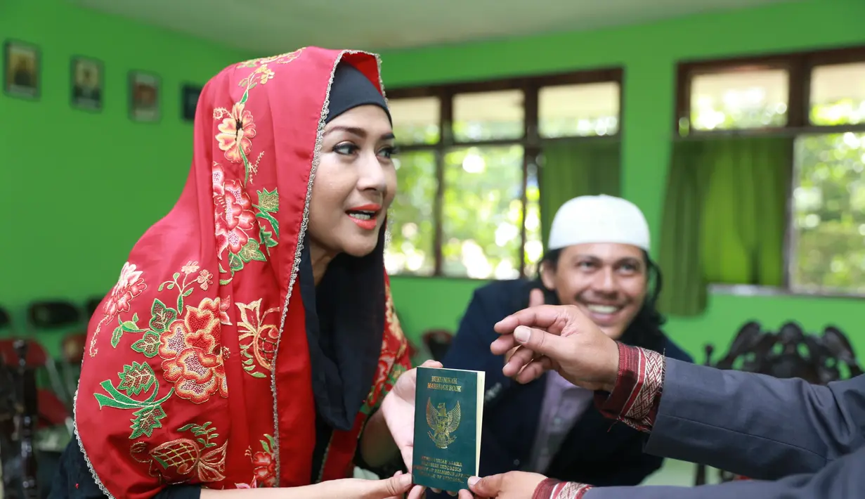 Setelah 17 tahun menyandang status janda, Ria Irawan akhirnya resmi mengakhiri kesendiriannya. Jumat, (23/12) Ria resmi dipersunting Mayky Wongkar, lelaki yang dikenalnya sejak 11 tahun silam. (Adrian Putra/Bintang.com)