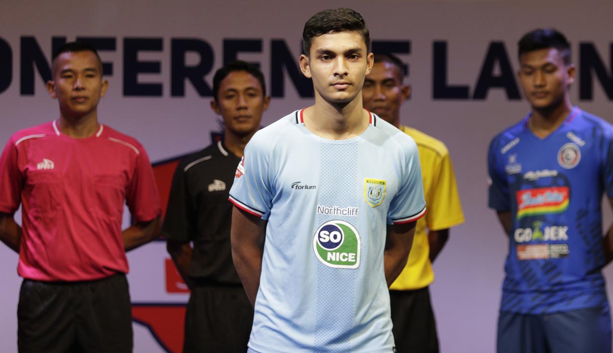 Pemain Persela Lamongan berpose saat Peluncuran Shopee Liga 1 di SCTV Tower, Jakarta, Senin (13/5). Sebanyak 18 klub akan bertanding pada Liga 1 mulai tanggal 15 Mei. (Bola.com/Vitalis Yogi Trisna)