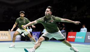 Ganda putra Sabar Karyaman Gutama/Moh. Reza Pahlevi Isfahani menang atas pasangan Singapura Eng Keat Wesley Koh/Junsuke Kubo 21-18, 18-21, 21-10, pada pada semifinal beregu di Gymnasium 4 Thammasat University Rangsit Campus, Pathum Thani, Bangkok, Senin (8/12/2025). (PBSI)
