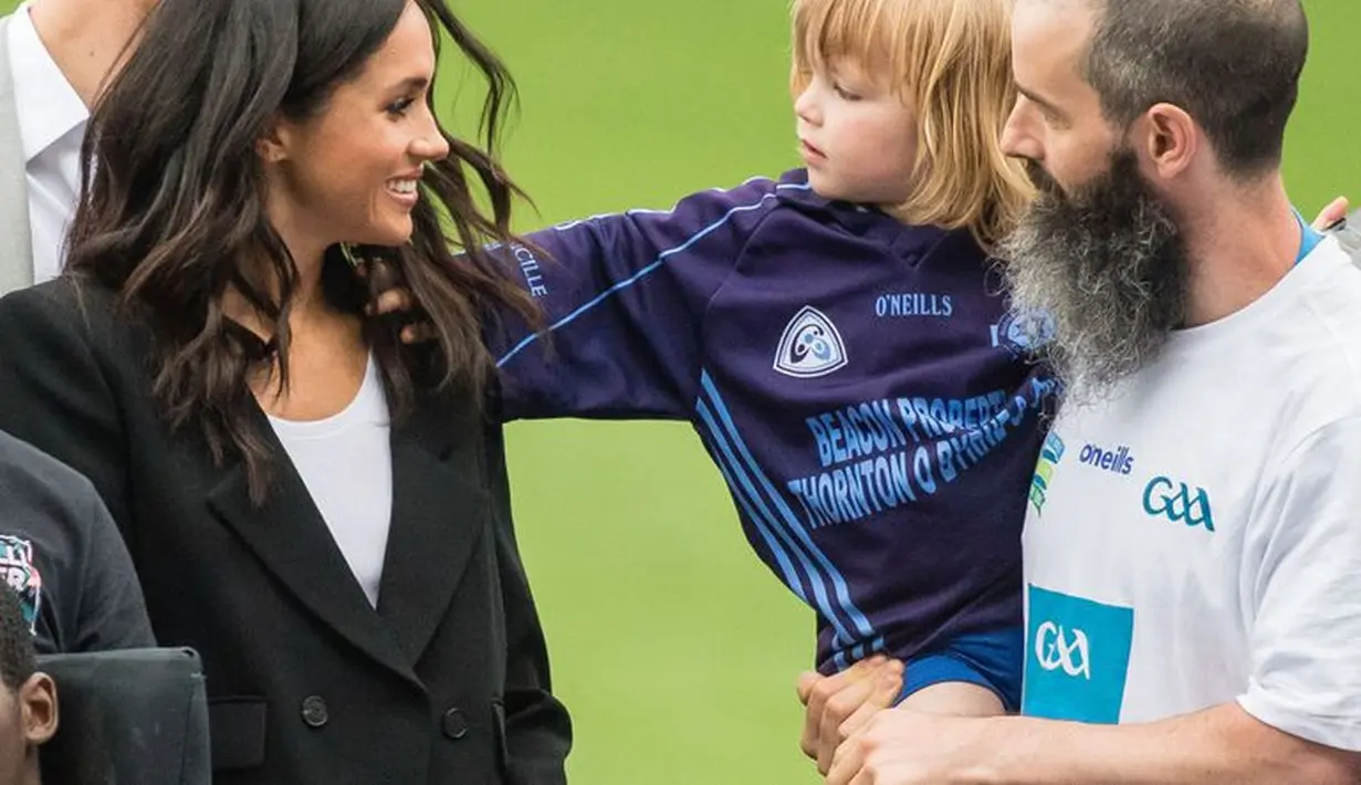 Meghan dan Harry bertemu dengan Walter Cullen. Seorang anak tiga tahun yang sepertinya sangat menyukai Meghan Markle. (Getty Images/Cosmopolitan)