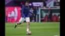 Mbappe awalnya ingin menguji penjaga gawang Timnas Prancis dengan tendangannya. Bukannya mengarah ke gawang, bola tendangan Mbappe melesat ke tribune hingga mengenai wajah seorang suporter.  (AP Photo/Francisco Seco)