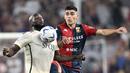 Pemain AS Roma, Romelu Lukaku (kiri) berebut bola dengan pemain Genoa, Johan Vasquez pada laga lanjutan Liga Italia 2023/2024 yang berlangsung di Luigi Ferraris Stadium, Genoa, Italia, Jumat (29/09/2023) dini hari WIB. Laga tersebut dimenangkan oleh Genoa dengan skor 4-1. (AP Photo/LaPresse/Tano Pecoraro)