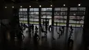 Petugas kepolisian Italia menunggu untuk disuntik vaksin COVID-19 di pusat vaksinasi yang terletak di gym barak polisi di Roma, Jumat (10/12/2021). Pemerintah Italia telah mewajibkan vaksinasi COVID-19 bagi anggota polisi mulai 15 Desember mendatang. (AP Photo/Alessandra Tarantino)
