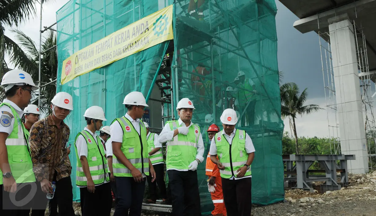 Menhub Budi Karya Sumadi usai mengecek pemasangan lintasan kereta LRT rute Cawang-Cibubur di tol Jagorawi Km 13, Jakarta, Minggu (8/1). Rute LRT akan terbagi tiga yaitu Cibubur-Cawang, Bekasi Timur-Cawang, Cawang-Dukuh Atas. (Liputan6.com/Helmi Afandi)
