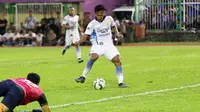 Pemain Persib Bandung, Yandi Sofyan saat mencetak gol ke gawang PSGC Ciamis pada laga persahabatan turnamen Segi Tiga di Stadion Galuh, Ciamis, Minggu (10/4/2016). (Bola.com/NIcklas Hanoatubun)