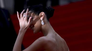 Bella Hadid berpose untuk fotografer setibanya pada pemutaran perdana film The Innocent di Festival Film Cannes, Prancis, 24 Mei 2022. (Photo by Vianney Le Caer/Invision/AP)