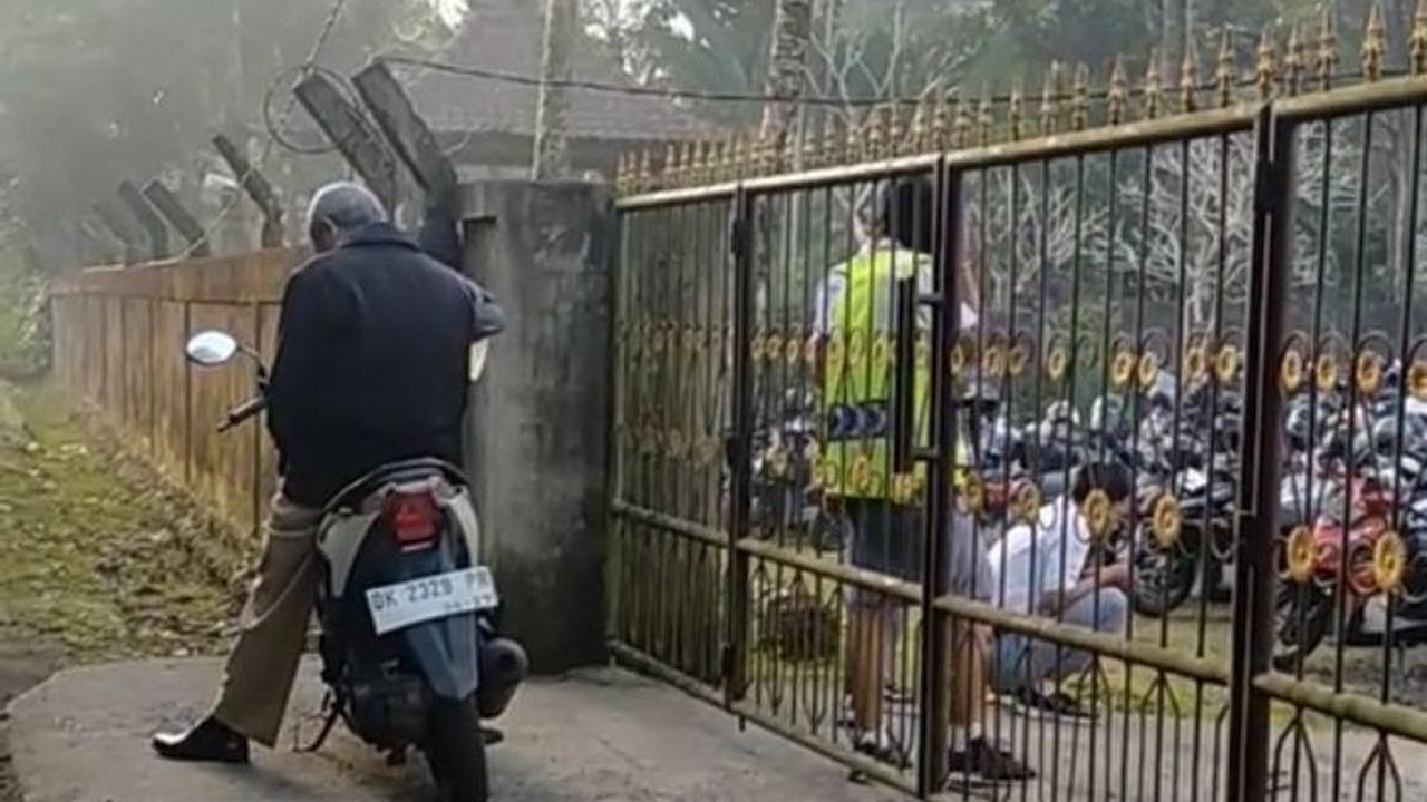 Viral Guru Telat Datang ke Sekolah Dilarang Masuk Siswa di Pintu Gerbang, Jadi Sorotan Warganet