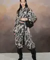 Hoyeon tampil memesona di acara Louis Vuitton X British Vogue Dinner. Ia mengenakan set yang senada dengan high boots dan tas berwarna hitam. Foto: Document/Louis Vuitton.