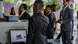 Suasana pengamanan di pintu masuk plannery hall saat pembukaan KTT ASEAN ke-43 di Jakarta Convention Center, Senayan, Jakarta, Selasa (5/9/2023). (Liputan6.com/Faizal Fanani)