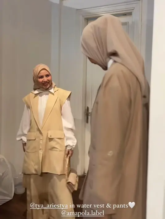 Dengan langkah besarnya dalam dunia bisnis fashion, Paula Verhoeven tidak hanya memberikan inspirasi dalam hal gaya, tetapi juga dalam keberanian dan dedikasi dalam berkarya. Bagaimana menurutmu, Sahabat FIMELA? [@paula.verhoeven].