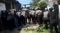 Eksekusi sebuah rumah di Madura, berlangsung ricuh. Sementara itu, aktivitas TNI meningkat menjelang menebus 10 WNI dari Abu Sayyaf.
