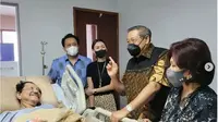 Presiden ke-6 Susilo Bambang Yudhoyono (SBY) menjenguk mantan Kepala BIN Hendropriyono di RSPAD Gatot Subroto. (Instagram Diaz Faisal Malik Hendropriyono)