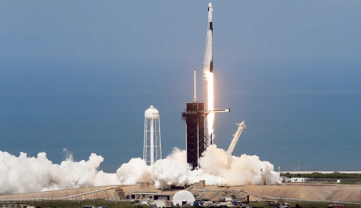Roket milik SpaceX, Falcon 9 meluncur dari Pad 39-A di Pusat Antariksa Kennedy di Cape Canaveral, Florida, Sabtu (30/5/2020). Roket Falcon 9 yang berisi dua astronot AS tersebut terbang menuju International Space Station (ISS) yang sedang mengorbit. (AP/Charlie Riedel)