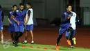 Pemain Arema FC, Johan Ahmat Farizi (kanan) saat latihan uji lapangan jelang laga final Piala Presiden 2017 di Stadion Pakansari, Kab Bogor, Jumat (10/3). Di final, Arema FC akan berlaga melawan PBFC, Minggu (12/3). (Liputan6.com/Helmi Fithriansyah)