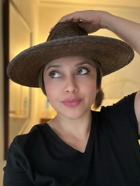 Masih dalam keterangannya, penipu tersebut menggunakan nama, foto Sarah untuk meminjam uang. "Org tersebut meminta uang sebagai pinjaman..," sambung pemeran sinetron Montir-Montir Cantik ini. [Instagram/sazarita]