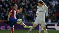 Pemain Real Madrid, Luka Modric menghalau bola dari sepakan pemain Atletico Madrid, Jorge "Koke" Resurrecion pada lanjutan La Liga Spanyol pekan ke-26 di Stadion Santiago Bernabeu, Sabtu (27/2/2016) Malam WIB. (REUTERS/Sergio Perez)