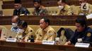 Menteri Dalam Negeri Tito Karnavian (kedua kanan) bersama Ketua KPU Hasyim Asy’ari (kiri) dan Ketua DKPP Muhammad (kanan) saat rapat kerja dengan Komisi II DPR RI di Kompleks Parlemen, Senayan, Jakarta, Selasa (7/6/2022). Rapat membahas Peraturan KPU (PKPU) tentang Tahapan dan Jadwal Pemilu 2024. (Liputa6.com/Angga Yuniar)