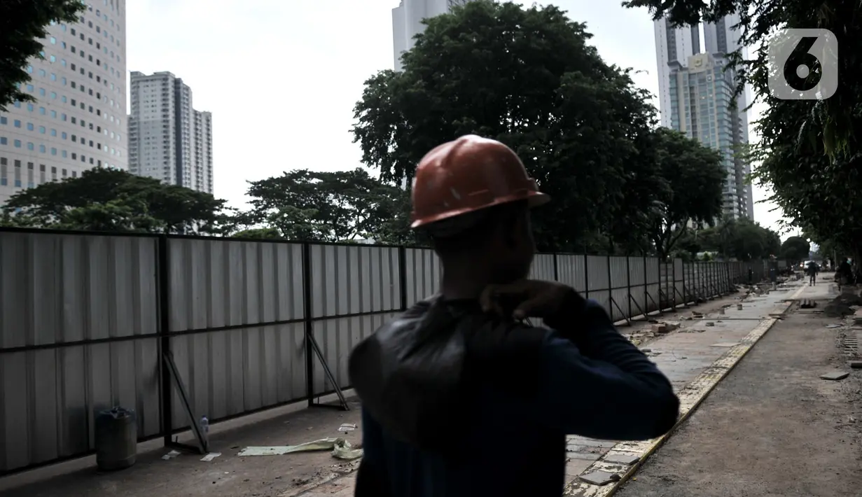 Aktivitas pekerja dari Dinas Sumber Daya Air saat menyelesaikan proyek revitalisasi trotoar di Jalan RM Margono Djojohadikoesoemo, Jakarta, Kamis (16/1/2020). Revitalisasi trotoar sepanjang 300 meter ini ditargetkan rampung pada akhir Februari 2020 mendatang. (merdeka.com/Iqbal Nugroho)