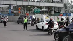Petugas Kepolisian saat menertibkan sejumlah pengendara sepeda motor, Jakarta, Rabu (17/12/2014). (liputan6.com/Faizal Fanani)