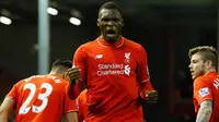 Striker Liverpool, Christian Benteke, merayakan gol ke gawang Leicester City pada laga Premier League, di Anfield, Sabtu (26/12/2015) malam WIB. (AFP/Lindsey Parnaby)