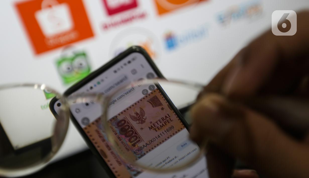Warga mengenakan ponsel mencari barang yang ingin dibeli di platform digital di Jakarta, Rabu (15/6/2022). Direktorat Jenderal Pajak (DJP) Kementerian Keuangan berencana menarik bea meterai Rp10 ribu untuk pelanggan platform digital termaksuk belanja online di e-commerce, untuk di atas pembelian Rp5 juta rupiah. (Liputan6.com/Johan Tallo)