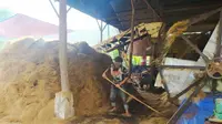 Proses pengolahan limbah sabut kelapa saat pandemi covid-19, sangat membantu perekonomian masyarakat sekitar Parigi, Pangandaran, Jawa Barat. (Liputan6.com/Jayadi Supriadin)