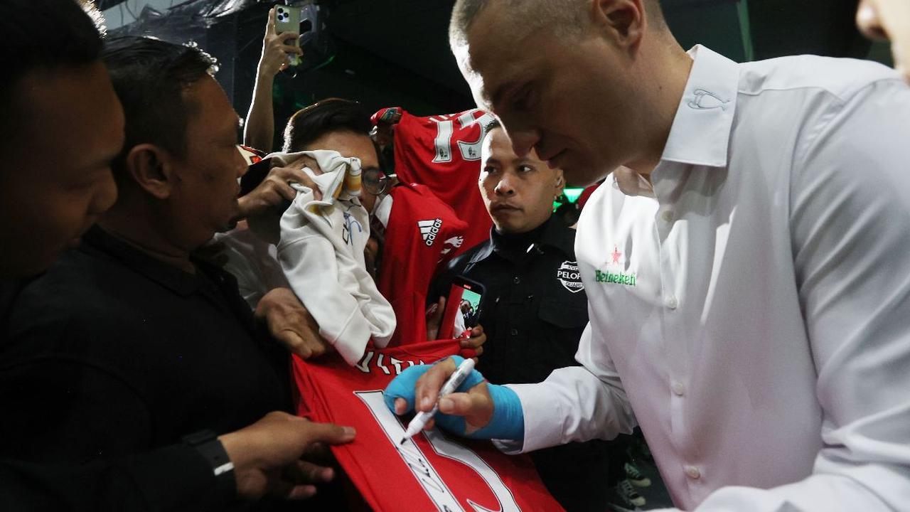 Mantan bintang Manchester United, Nemanja Vidic menandatangani jersey milik penggemarnya saat hadir dalam acara bertajuk Meet The UEFA Champions League Trophy and Legends di MGP Space SCBD, Jakarta, Sabtu (27/4/2024). Foto: Bola.com/M iqbal Ichsan