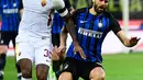 Pemain Inter Milan, Gerson Santos da Silva berebut bola dengan pemain AS Roma,  Antonio Candrevadalam pada lanjutan Serie A Liga Italia di Giuseppe Meazza, Senin (21/1). Inter Milan dan AS Roma mengakhiri laga dengan skor imbang 1-1. (MIGUEL MEDINA / AFP)