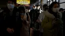 Sejumlah penumpang mengantre di stasiun kereta api Beijing Barat di Beijing, Kamis (27/1/2022). Tahun Baru Imlek 2022 yang jatuh pada 1 Februari mendatang akan jadi tahun shio macan. (AFP/Noel Celis)