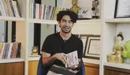Tak Bisa Mengetik di Laptop, Reza Rahadan Mengaku Tidak Kesulitan Menulis Buku Perjalanan Kariernya.&nbsp; foto:&nbsp; (dok.Instagram&nbsp;@offiicialpilarez/https://www.instagram.com/reel/DIvKv1SS18P/Henry)