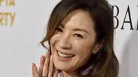 Michelle Yeoh tersenyum saat tiba di BAFTA Tea Party 2023 di Four Seasons Hotel Los Angeles di Beverly Hills di Los Angeles pada 14 Januari 2023. Yeoh berharap bisa nominasi ini bisa menginspirasi para talenta Asia lainnya. (Photo by Jordan Strauss/Invision/AP)