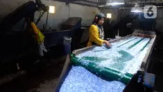 Seorang pekerja memilah plastik cacah di Koperasi Pemulung Berdaya, Setu, Tangerang Selatan, Banten, Rabu (20/9/2023). Koperasi tersebut mempekerjakan sekitar 50 pemulung dan sudah berjalan lebih dari 10 tahun. (merdeka.com/Arie Basuki)