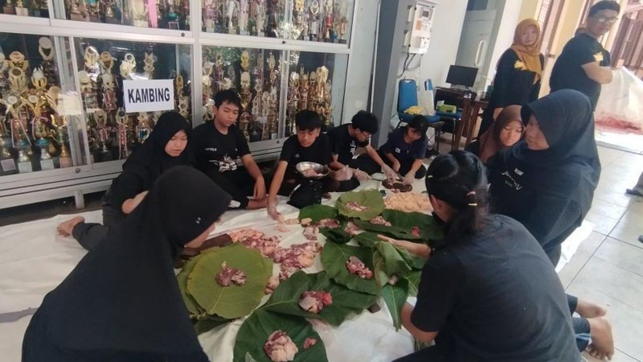 Siswa Kudus Edukasi Pembungkus Daging Kurban Ramah Lingkungan: Daun Jati dan Besek Jadi Pilihan Utama