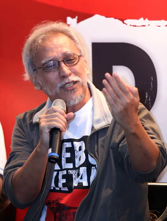 "Awalnya berangkat dari kerinduan kehidupan bersama yang lebih baik, Lalu ketemu Musica, Nidji, Noah dan lain-lain. Ingin sekali melihat kondisi (hidup) yang lebih baik," kata Iwan Fals. (Nurwahyunan/Bintang.com)