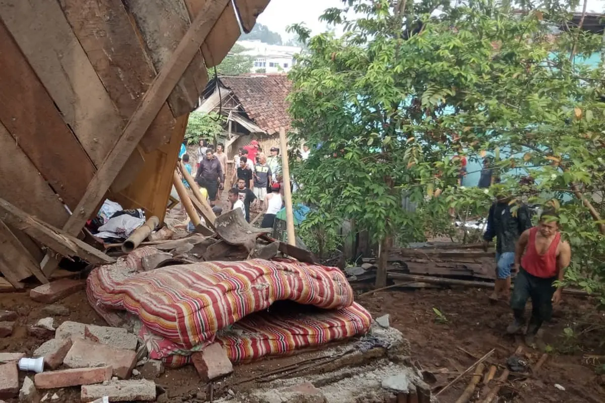 Tanggul irigasi jebol di Tamansari, Parakancanggah, Banjarnegara, Jawa Tengah menimbun dua rumah dan menewaskan seorang warga. (Liputan6.com/RAPI BNA/Muhamad Ridlo)
