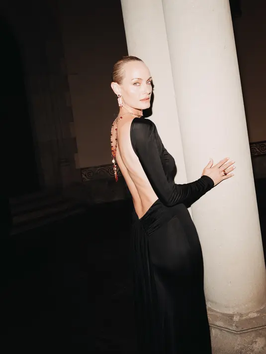 Amber Valetta tampil berkelas dengan gaun backless yang dipadu dengan kalung Swinging Sautoir. Serta cincin Pink Delight dengan deretan pertama safir merah jambu dan spessartit. [Piaget]